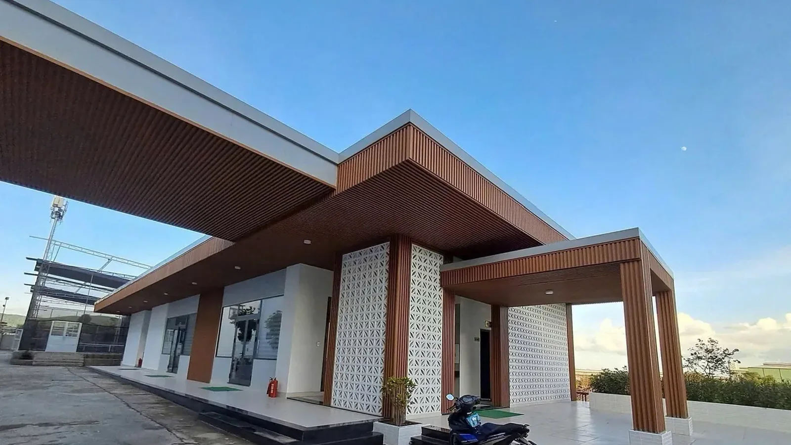 Công trình ốp lam sóng ngoài trời màu Teak - tấm ốp nhựa PVC ngoài trời